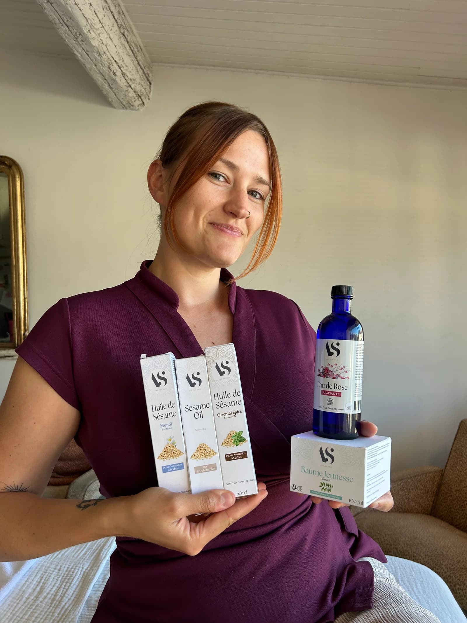 Sasha présentant sa sélection de soins Arc En Sels