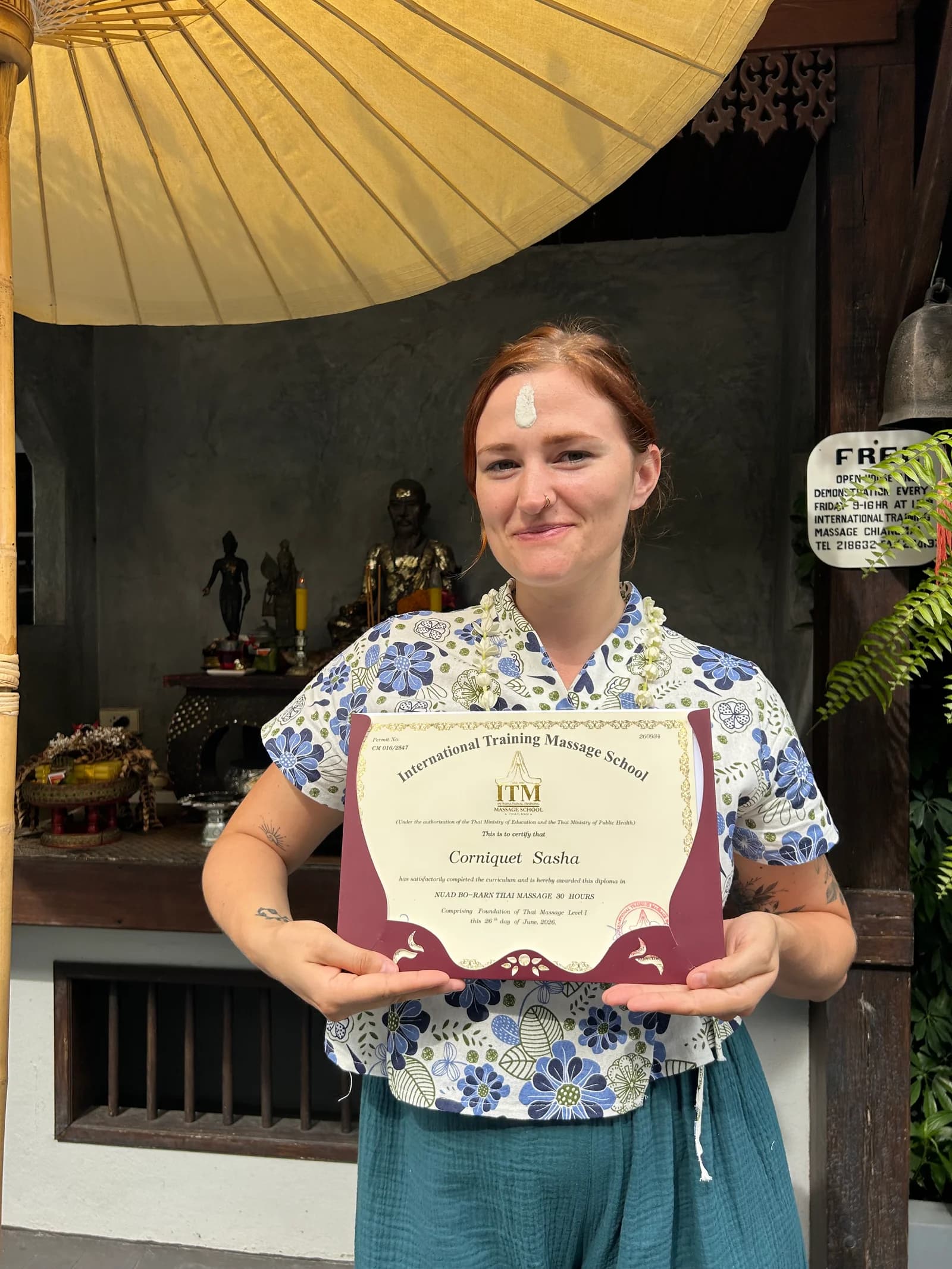 Sasha tenant son diplôme à la fin de sa formation en Thaïlande